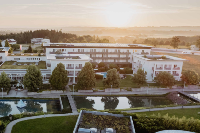 4*S Hotel - das Hotel hat 192 Zimmer und einen eigenen Hotelpool. Es ist durch den Bademantelgang mit der Therme, der Sauna, dem Vitality Spa und SPAplus verbunden. 