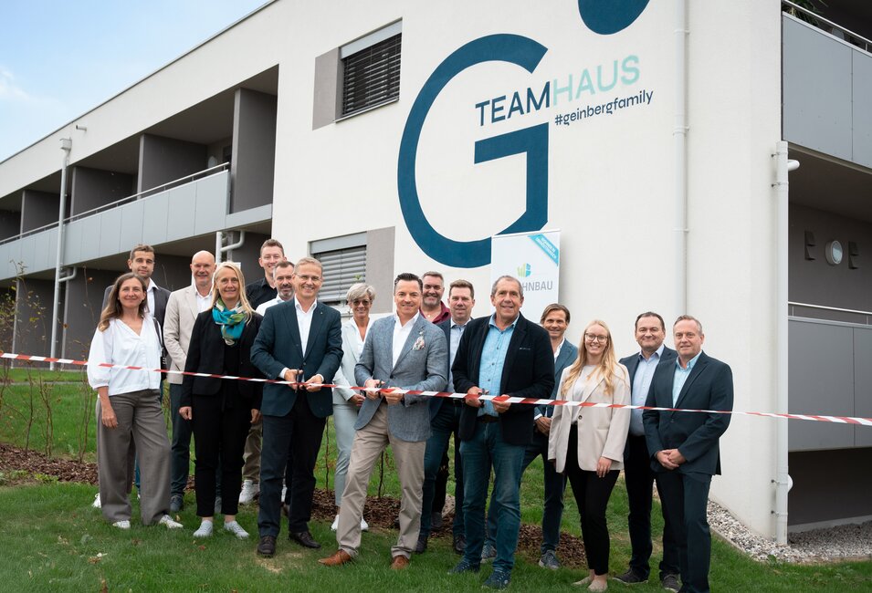 Personengruppe schneidet das Band bei der Eröffnung des Teamhauses im Spa Resort Geinberg durch | © Spa Resort Geinberg / Tobi Gast