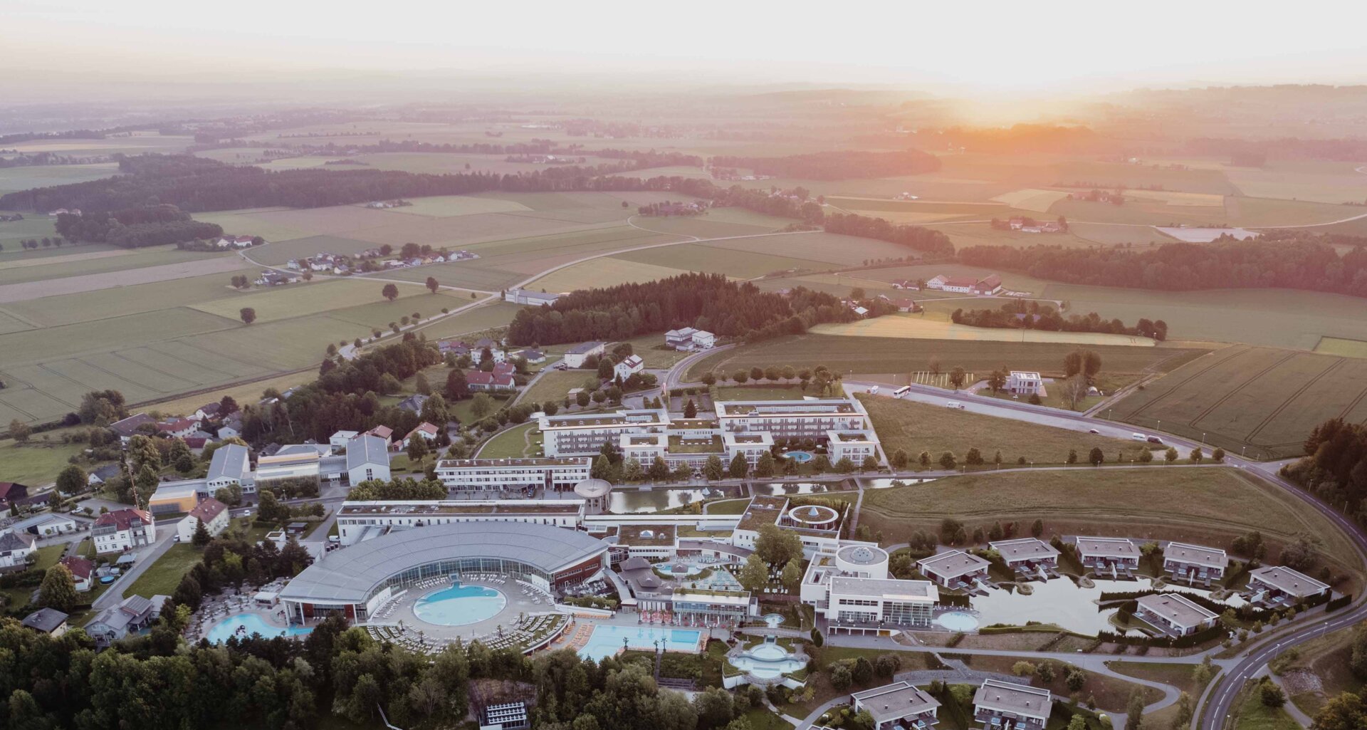 Luftaufnahme des Spa Resort Geinberg und der Geinberg5 Private Spa Villas | © Spa Resort Geinberg / Chris Perkles