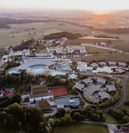 Luftaufnahme des Spa Resort Geinberg und der Geinberg5 Private Spa Villas | © Spa Resort Geinberg / Chris Perkles