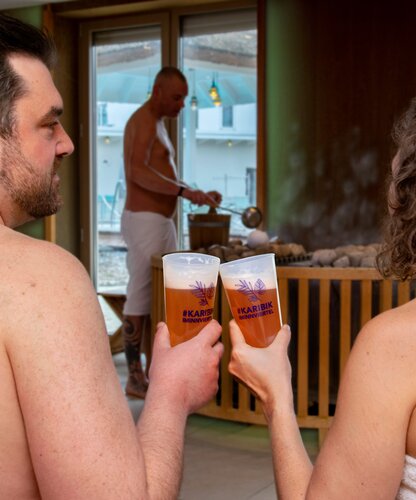 Sauna-Besucher genießen ein Weißbier bei dem Biermärz-Aufguss in der Karibischen Saunawelt im Spa Resort Geinberg | © Spa Resort Geinberg