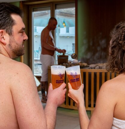 Sauna-Besucher genießen ein Weißbier bei dem Biermärz-Aufguss in der Karibischen Saunawelt im Spa Resort Geinberg | © Spa Resort Geinberg