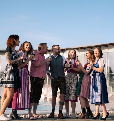 Menschen in Tracht feiern den Innviertler Biermärz beim Thermal-Becken outdoor der Therme Geinberg | © Spa Resort Geinberg / Tobi Gast