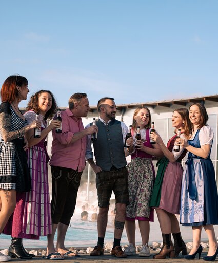 Menschen in Tracht feiern den Innviertler Biermärz beim Thermal-Becken outdoor der Therme Geinberg | © Spa Resort Geinberg / Tobi Gast