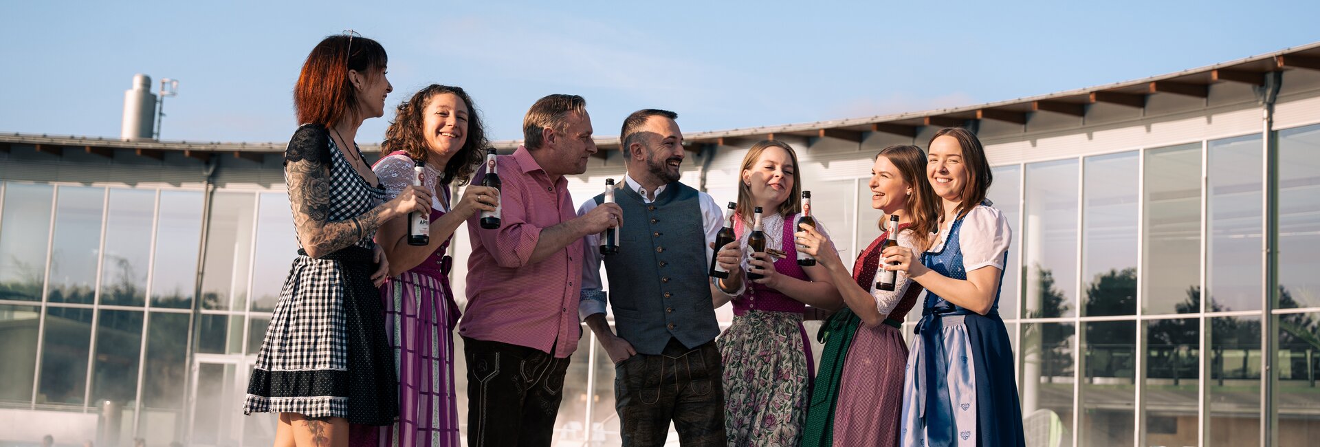 Menschen in Tracht feiern den Innviertler Biermärz beim Thermal-Becken outdoor der Therme Geinberg | © Spa Resort Geinberg / Tobi Gast