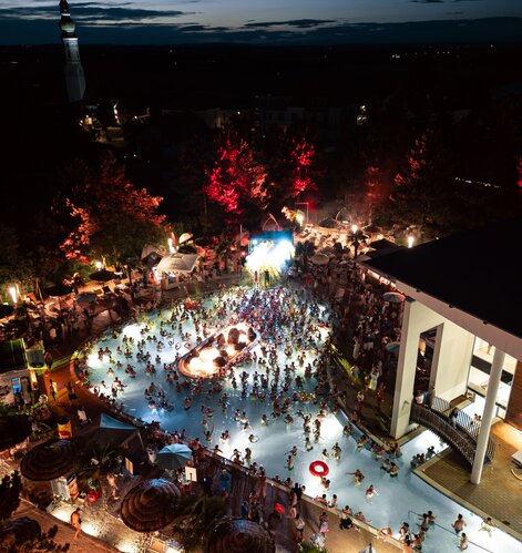 Beleuchtete Poolparty mit vielen Menschen bei Nacht | © Spa Resort Geinberg / Tobi Gast
