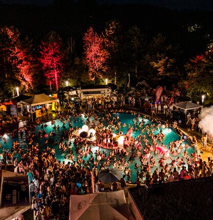 Karibik-Party bei Nacht in der Karibik-Lagune | © Spa Resort Geinberg / Tobias Gast