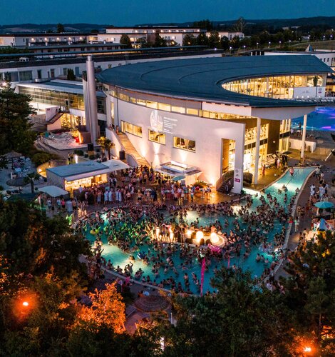 Spa Resort Geinberg bei Nacht mit Karibik-Party und vielen Menschen im Pool | © Spa Resort Geinberg / Daniel Scharinger