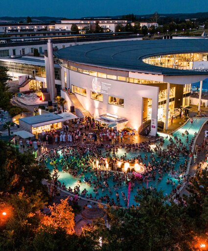 Spa Resort Geinberg bei Nacht mit Karibik-Party und vielen Menschen im Pool | © Spa Resort Geinberg / Daniel Scharinger