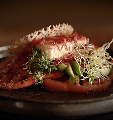 Exquisites Gericht mit Tomaten, Ziegenkäse und Sprossen | © Kochlandschaft Österreich