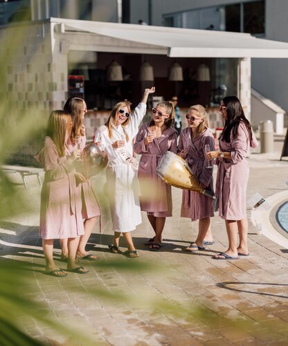 Gruppe von Frauen beim Junggesellinnenabschied in der Karibik-Lagune des Spa Resort Geinberg | © Spa Resort Geinberg / Chris Perkles