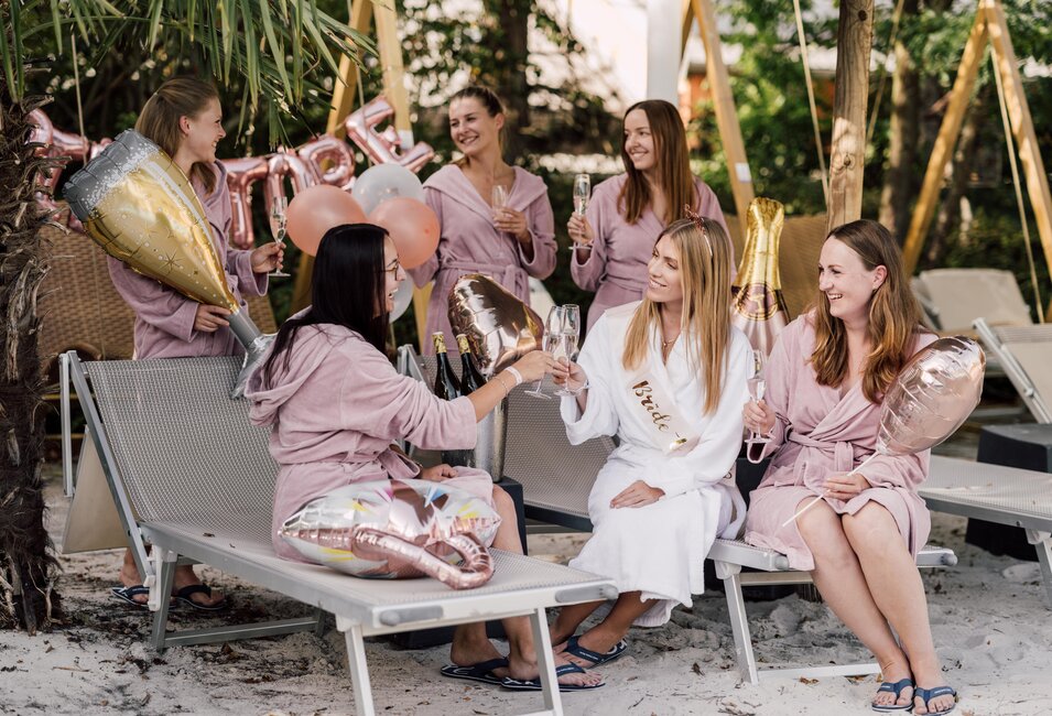 Gruppe von Frauen feiert den Junggesellinnenabschied am Strand der Karibik-Lagune im Spa Resort Geinberg | © Spa Resort Geinberg / Chris Perkles