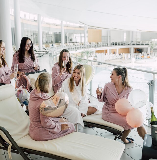 Frauen-Gruppe stoßt bei einem Junggesellinnenabschied in der Therme Geinberg mit einem Glas Sekt an | © Spa Resort Geinberg / Chris Perkles