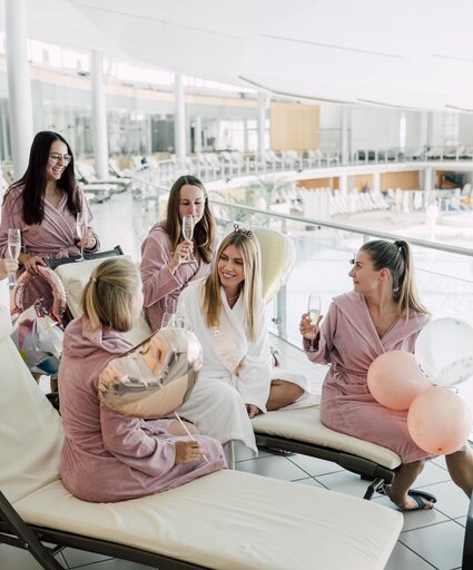 Frauen-Gruppe stoßt bei einem Junggesellinnenabschied in der Therme Geinberg mit einem Glas Sekt an | © Spa Resort Geinberg / Chris Perkles