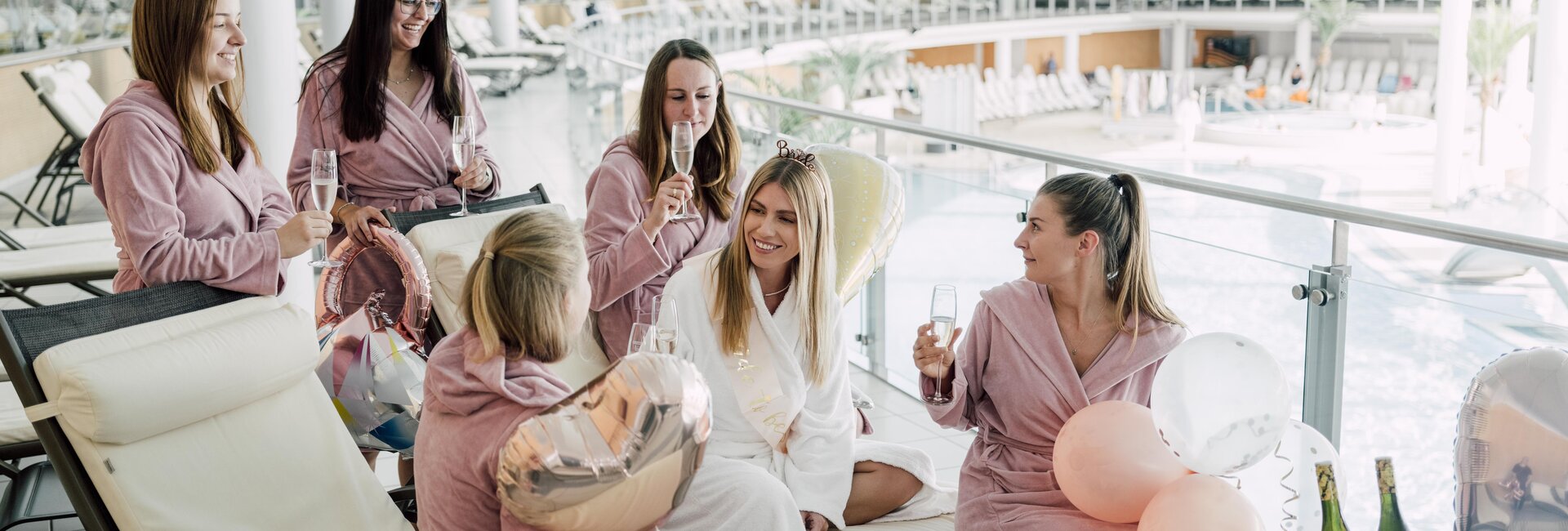 Frauen-Gruppe stoßt bei einem Junggesellinnenabschied in der Therme Geinberg mit einem Glas Sekt an | © Spa Resort Geinberg / Chris Perkles