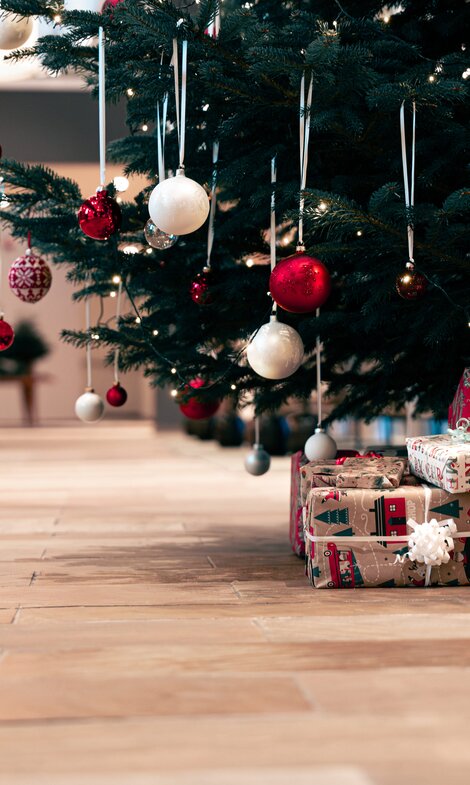 Geschenke unter dem Weihnachtsbaum im 4*S Hotel des Spa Resort Geinberg  | © Spa Resort Geinberg / Tobi Gast