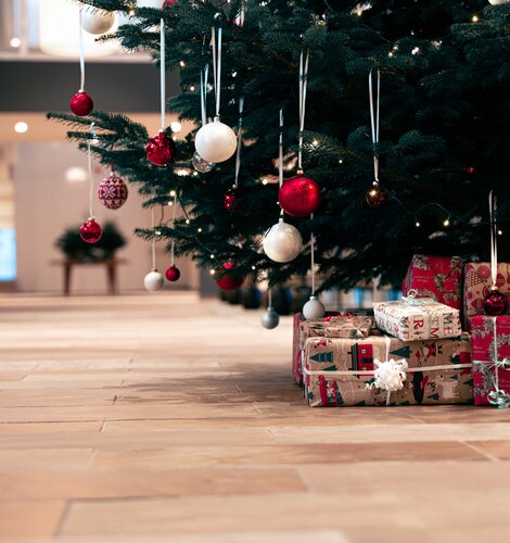 Geschenke unter dem Weihnachtsbaum im 4*S Hotel des Spa Resort Geinberg  | © Spa Resort Geinberg / Tobi Gast