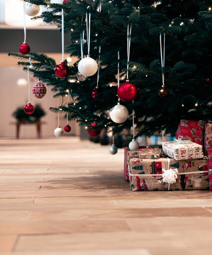 Geschenke unter dem Weihnachtsbaum im 4*S Hotel des Spa Resort Geinberg  | © Spa Resort Geinberg / Tobi Gast