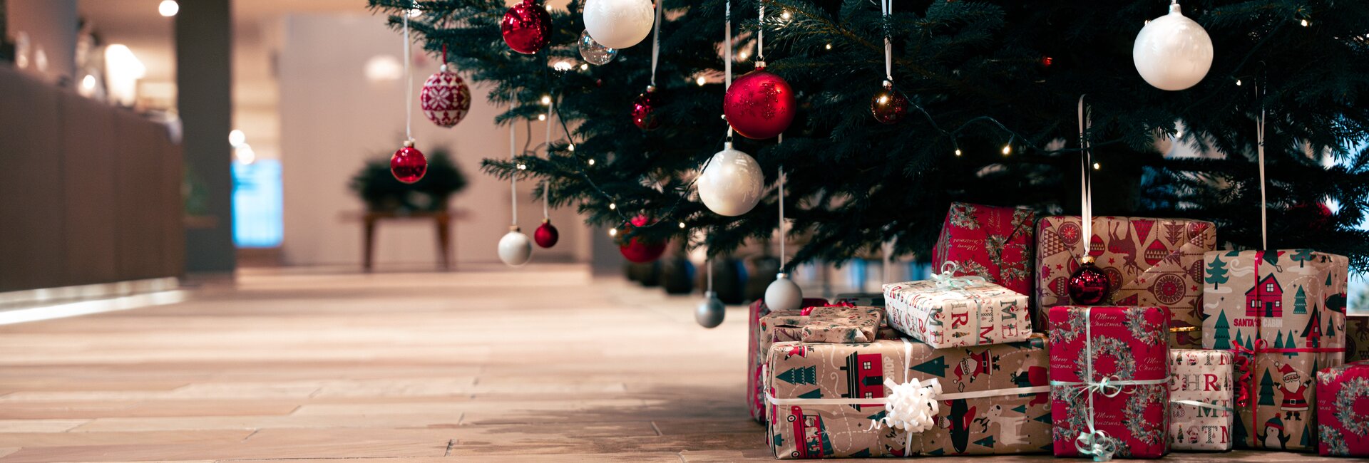 Geschenke unter dem Weihnachtsbaum im 4*S Hotel des Spa Resort Geinberg  | © Spa Resort Geinberg / Tobi Gast