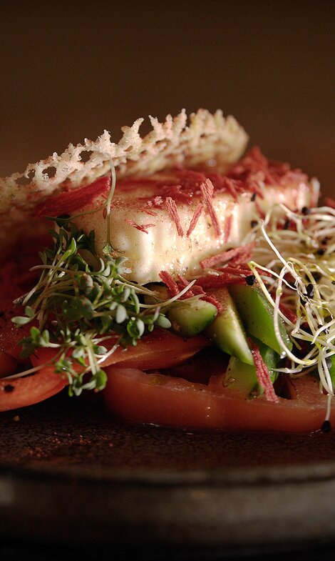 Exquisites Gericht mit Tomaten, Ziegenkäse und Sprossen | © Kochlandschaft Österreich