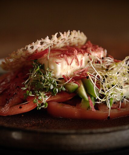 Exquisites Gericht mit Tomaten, Ziegenkäse und Sprossen | © Kochlandschaft Österreich