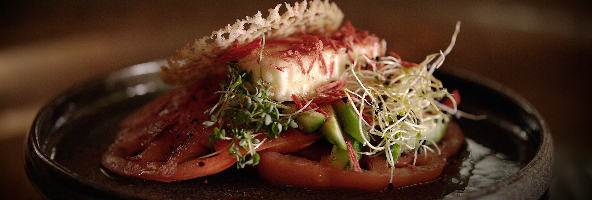 Exquisites Gericht mit Tomaten, Ziegenkäse und Sprossen | © Kochlandschaft Österreich