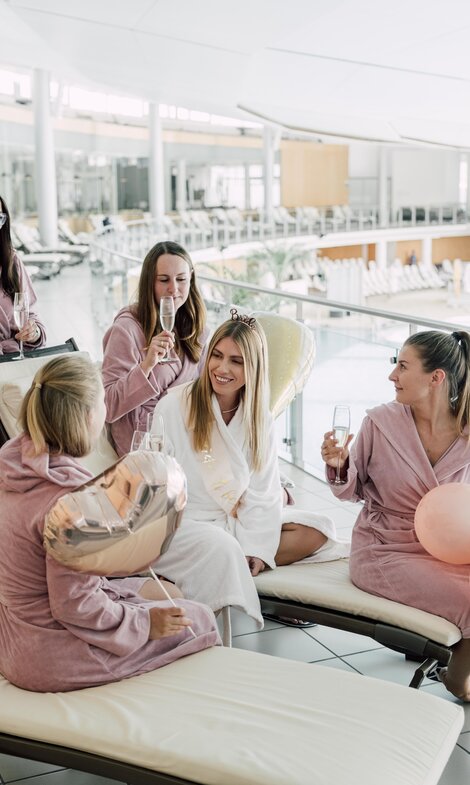 Frauen-Gruppe stoßt bei einem Junggesellinnenabschied in der Therme Geinberg mit einem Glas Sekt an | © Spa Resort Geinberg / Chris Perkles