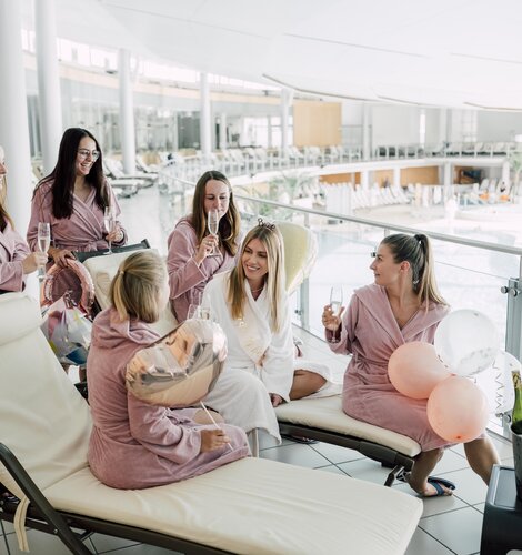 Frauen-Gruppe stoßt bei einem Junggesellinnenabschied in der Therme Geinberg mit einem Glas Sekt an | © Spa Resort Geinberg / Chris Perkles