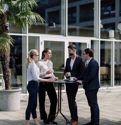 Kleine Personengruppe genießt die Seminarpause auf der Terrasse des Event Centers im Spa Resort Geinberg | © Spa Resort Geinberg / Chris Perkles