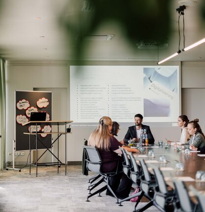 Im exklusiven Board Room des Spa Resort Geinberg wird ein Business-Meeting abgehalten | © Spa Resort Geinberg / Chris Perkles