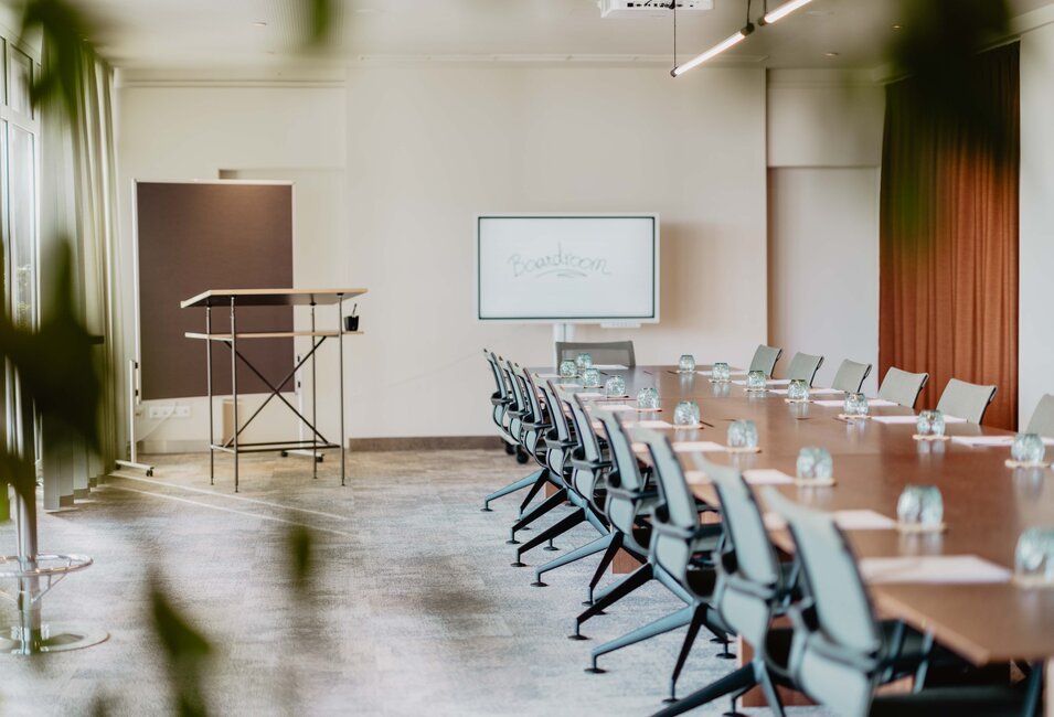 Exklusiver Board Room für High-End-Meetings & Vorstandssitzungen im Spa Resort Geinberg | © Spa Resort Geinberg / Chris Perkles