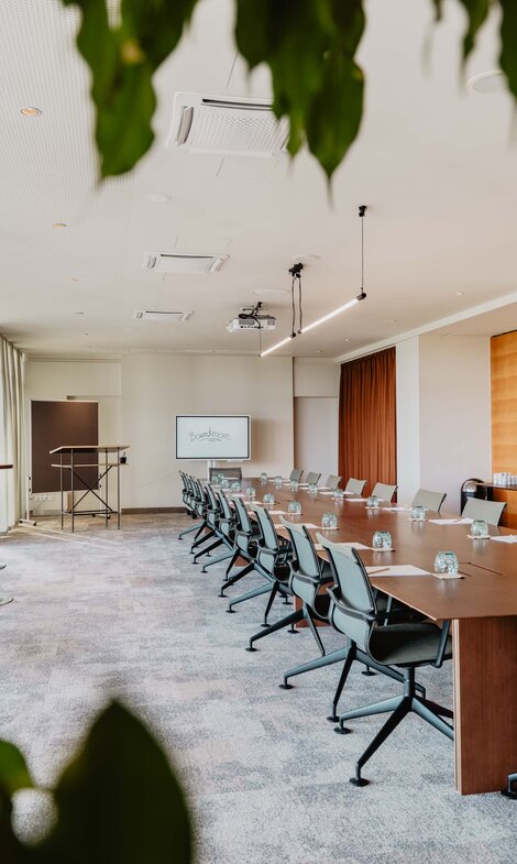 Hochwertig ausgestatteter Board Room für exklusive Meetings im Spa Resort Geinberg | © Spa Resort Geinberg / Chris Perkles