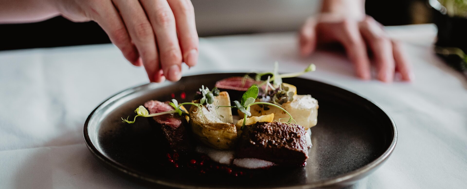 Exquisites Fleischgericht wird im Geinberg5 Restaurant verfeinert | © Spa Resort Geinberg / Chris Perkles