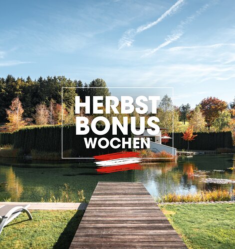 Steg zum Naturbadeteich in Geinberg5 mit Logo Herbstbonus-Wochen | © Spa Resort Geinberg / Tobias Gast