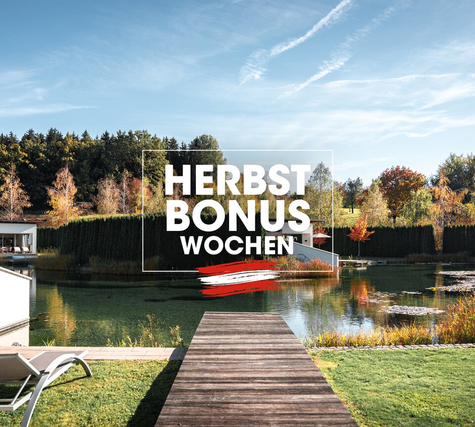Steg zum Naturbadeteich in Geinberg5 mit Logo Herbstbonus-Wochen | © Spa Resort Geinberg / Tobias Gast