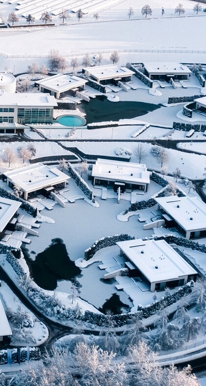 Geinberg5 Villen in einer exklusiven Anlage mit Pools, Badeteich und malerischen Wegen.