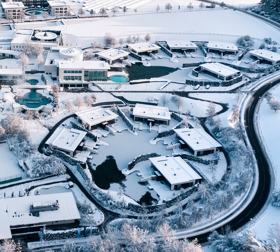 Geinberg5 Villen in einer exklusiven Anlage mit Pools, Badeteich und malerischen Wegen.