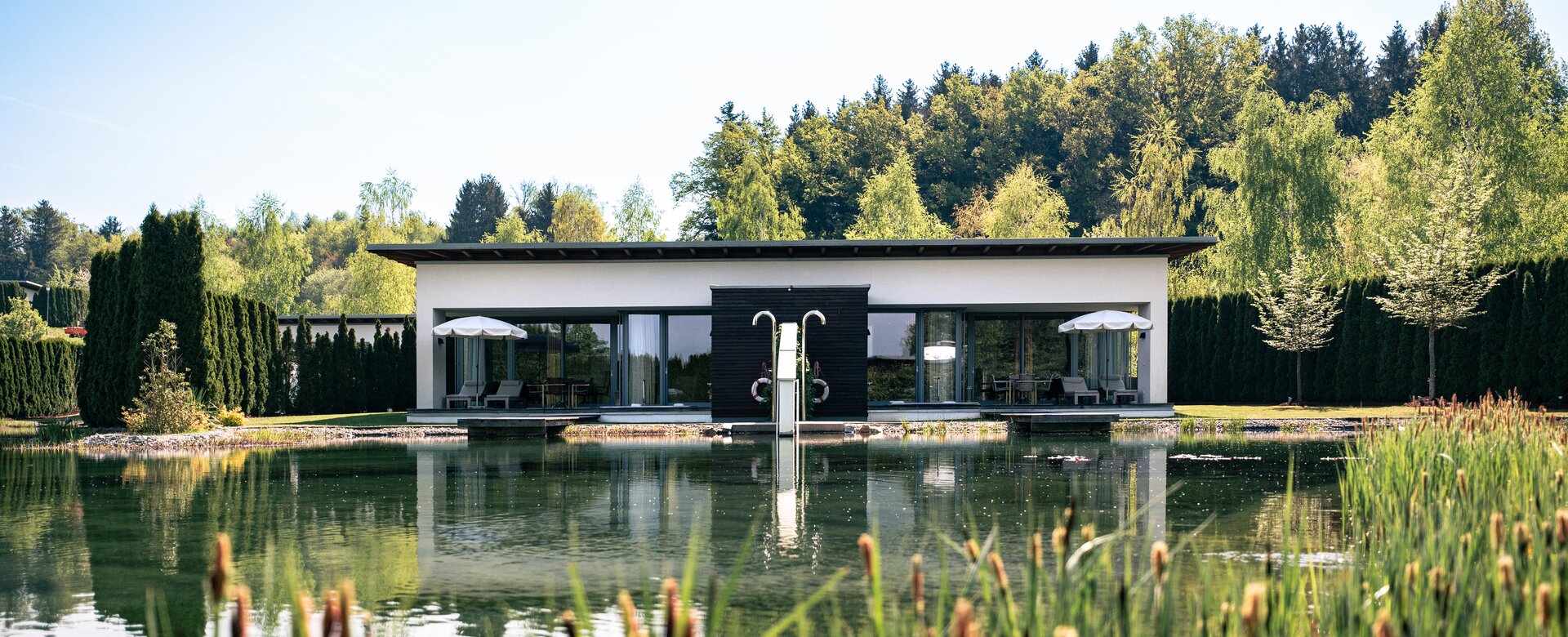 Außenansicht der Geinberg5 Private Spa Villas mit Naturbadeteich | © Spa Resort Geinberg / Tobi Gast