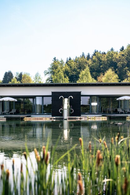 Außenansicht der Geinberg5 Private Spa Villas mit Naturbadeteich | © Spa Resort Geinberg / Tobi Gast