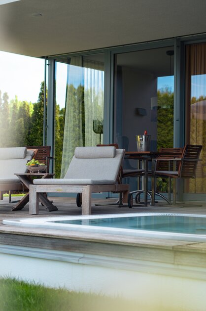 Terrasse einer Villa mit Liegen, Tisch, Stühlen und kleinem Pool | © Spa Resort Geinberg / Tobi Gast