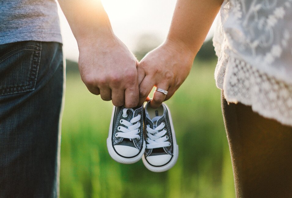 Eltern halten einen winzigen Babyschuh in Händen | © Shutterstock