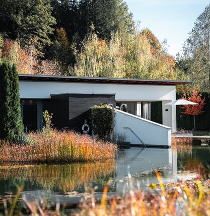 Geinberg5 Private Spa Villa am Wasser im Herbstlicht | © Spa Resort Geinberg / Tobi Gast