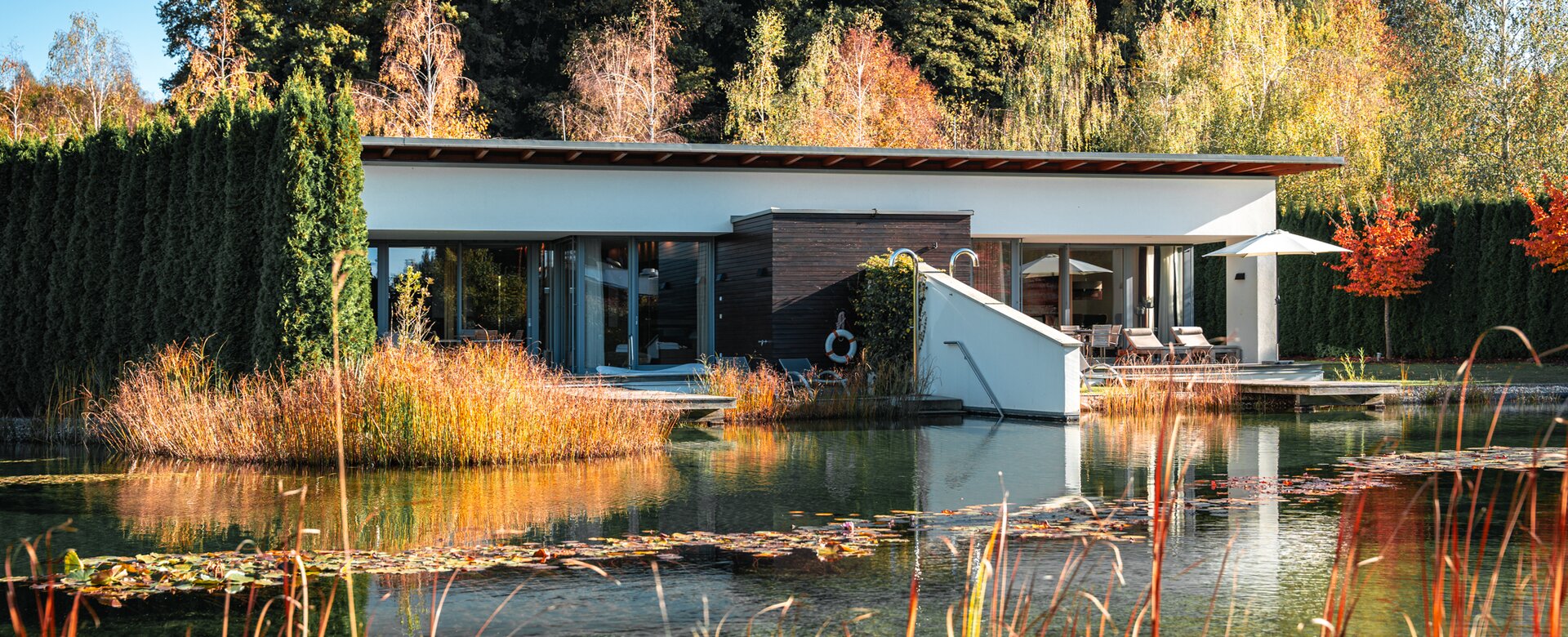 Herbststimmung in Geinberg5 | © Spa Resort Geinberg / Tobi Gast Außenansicht der Geinberg5 Private Spa Villas inmitten der bunten Herbststimmung | © Spa Resort Geinberg / Tobi Gast