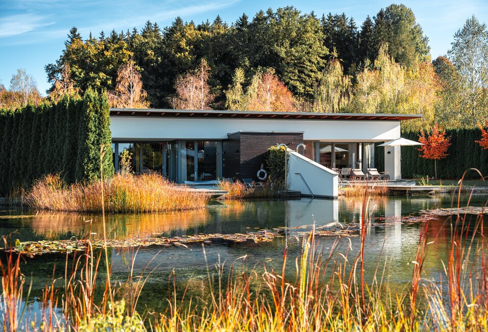 Herbststimmung in Geinberg5 | © Spa Resort Geinberg / Tobi Gast Außenansicht der Geinberg5 Private Spa Villas inmitten der bunten Herbststimmung | © Spa Resort Geinberg / Tobi Gast