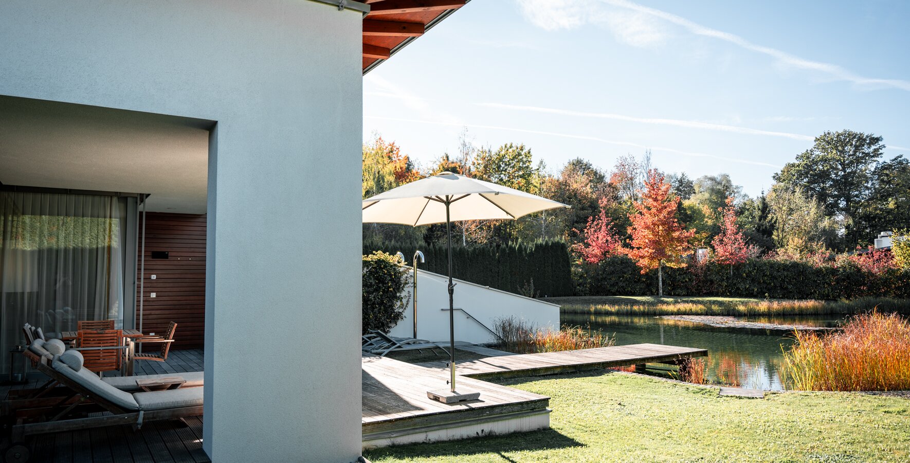 Private Spa Suite im Herbst | © Spa Resort Geinberg / Tobi Gast Herbstaufnahme der Private Spa Suite in Geinberg5 mit Blick auf den Badesteg und Naturbadeteich | © Spa Resort Geinberg / Tobi Gast