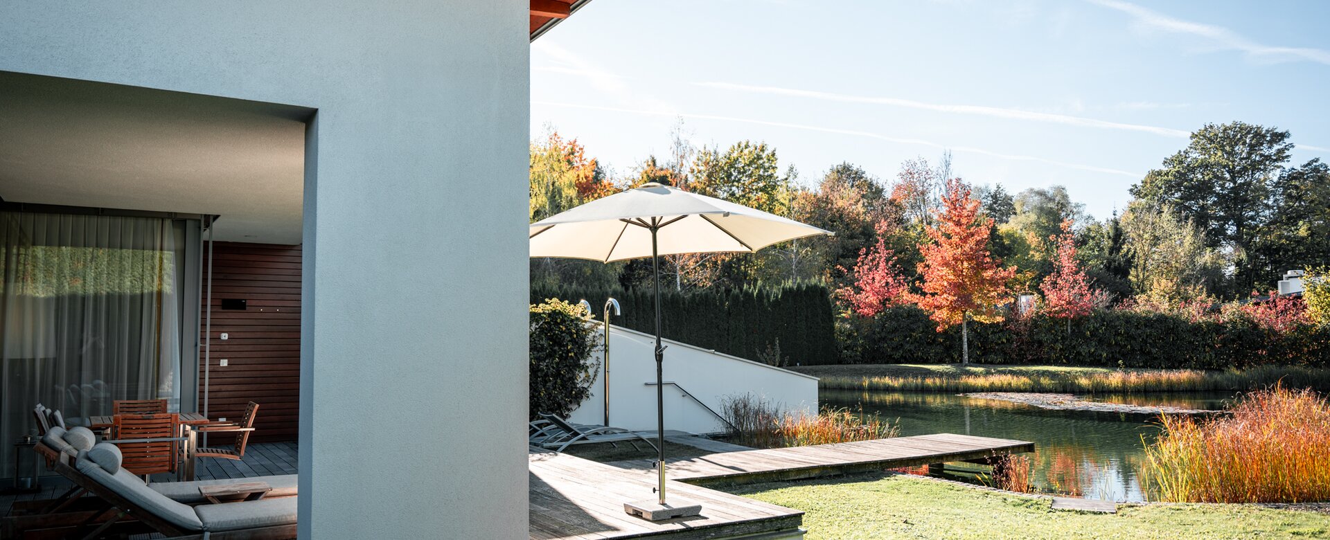 Herbstaufnahme der Private Spa Suite in Geinberg5 mit Blick auf den Badesteg und Naturbadeteich | © Spa Resort Geinberg / Tobi Gast