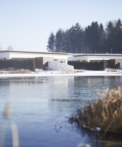 Geinberg5 Private Spa Villas im Winter, rund um den Naturbadeteich angelegt | © Spa Resort Geinberg