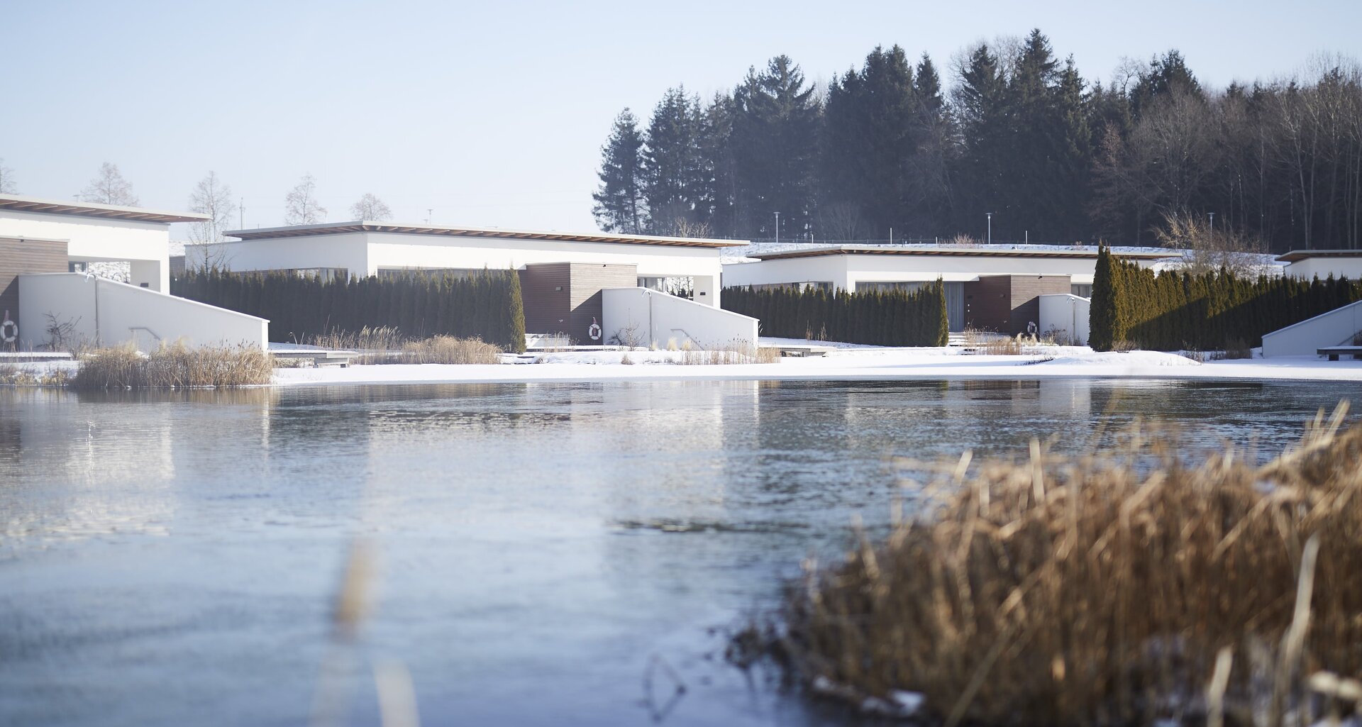 Geinberg5 Private Spa Villas im Winter, rund um den Naturbadeteich angelegt | © Spa Resort Geinberg