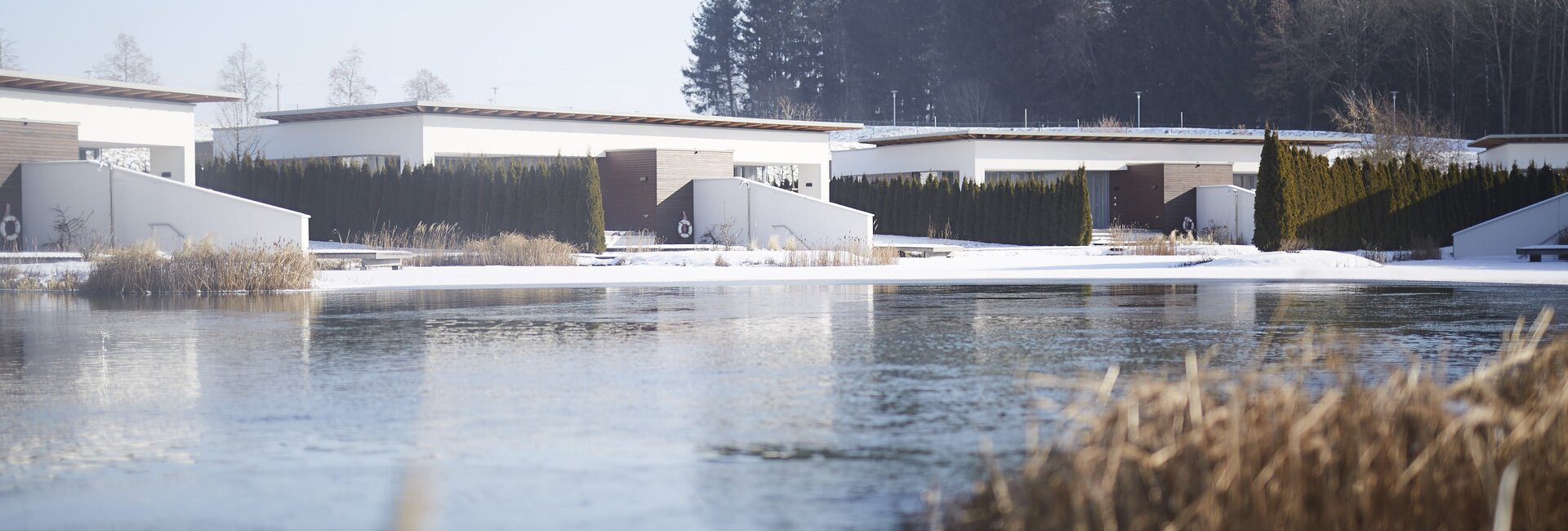 Geinberg5 Private Spa Villas im Winter, rund um den Naturbadeteich angelegt | © Spa Resort Geinberg
