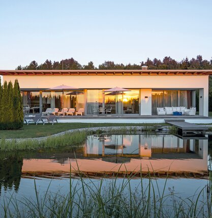 Außenansicht der Geinberg5 Private Spa Villa in Oberösterreich im Sommer bei Abendstimmung | © Spa Resort Geinberg
